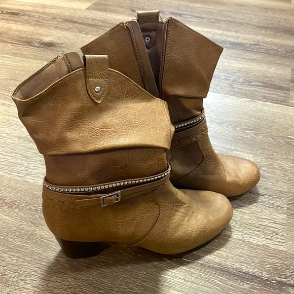 Size 4 women's heeled boots - Picture 1 of 5